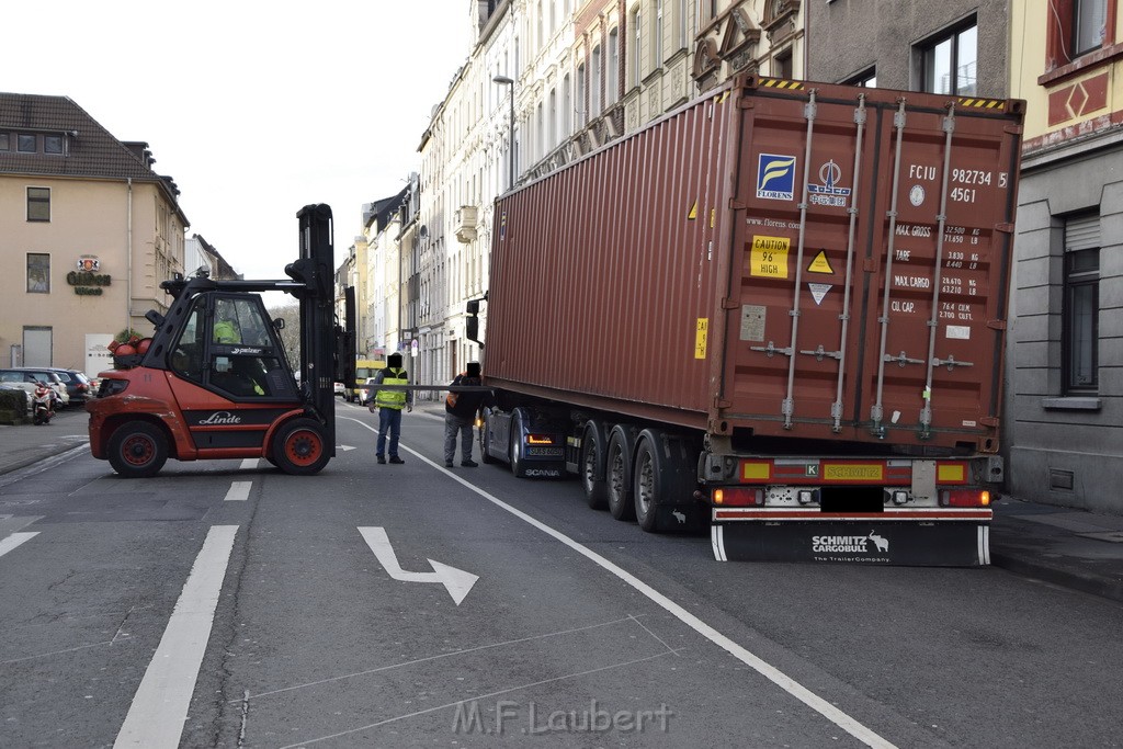 LKW gegen Bruecke wegen Rettungsgasse Koeln Muelheim P56.JPG - Miklos Laubert